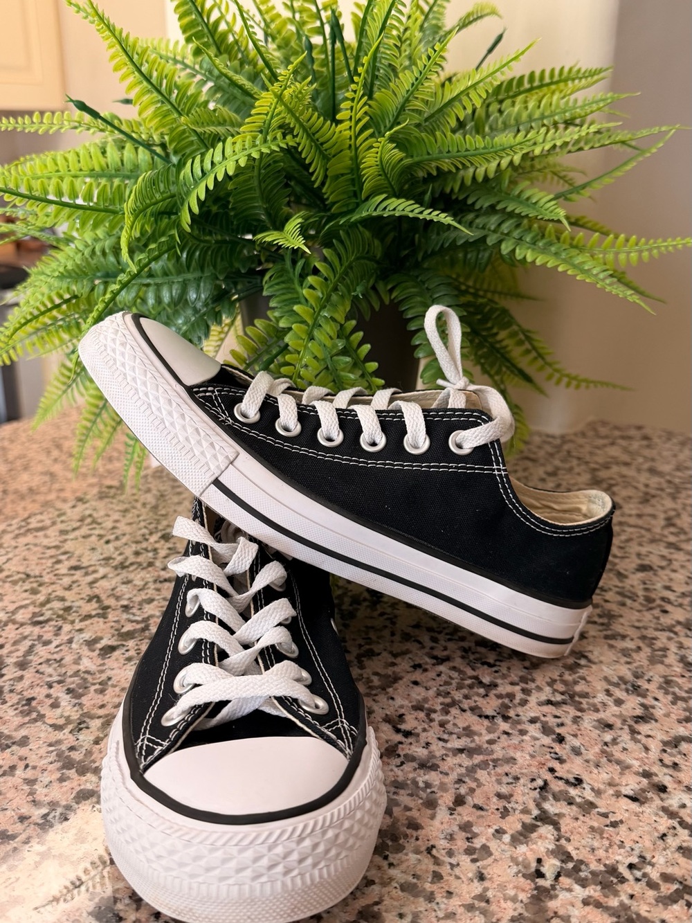 Black Lclassic Converses Sneakers - Classic Casual Style